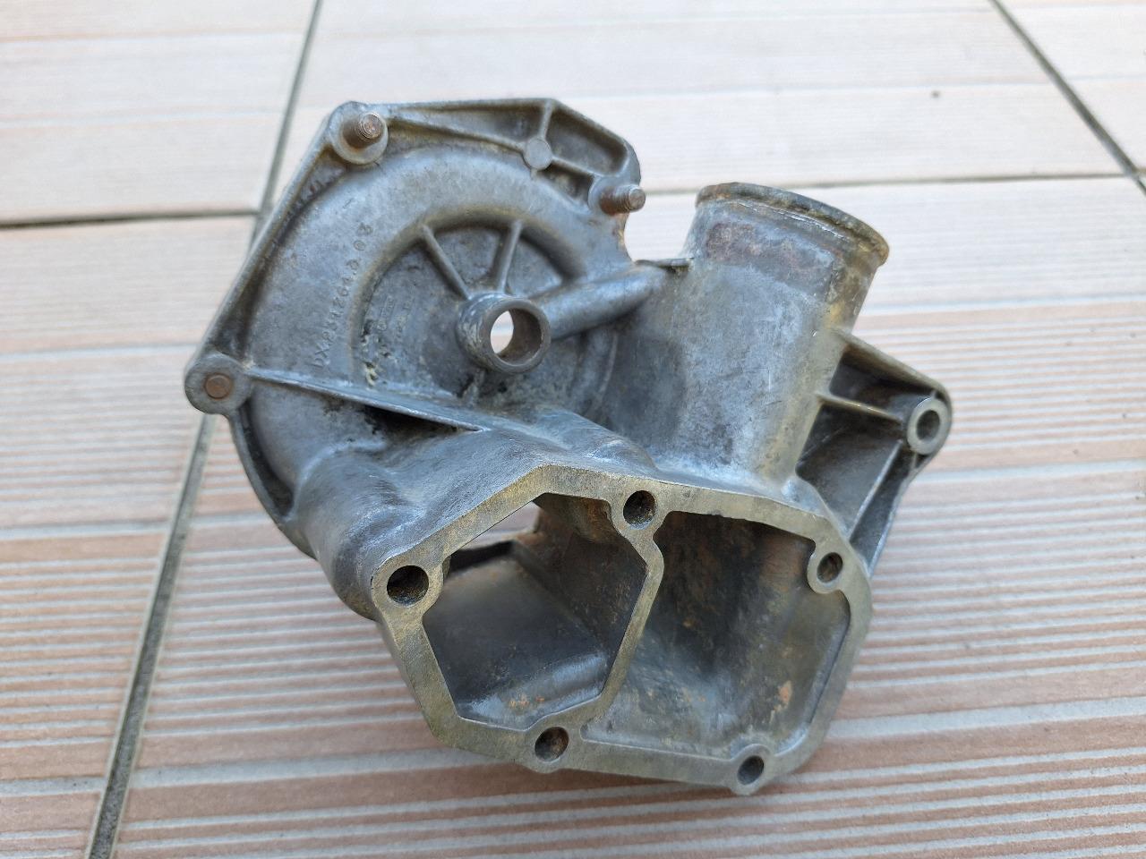 Couvercle de pompe à eau Citroën DS LesAnciennes.com