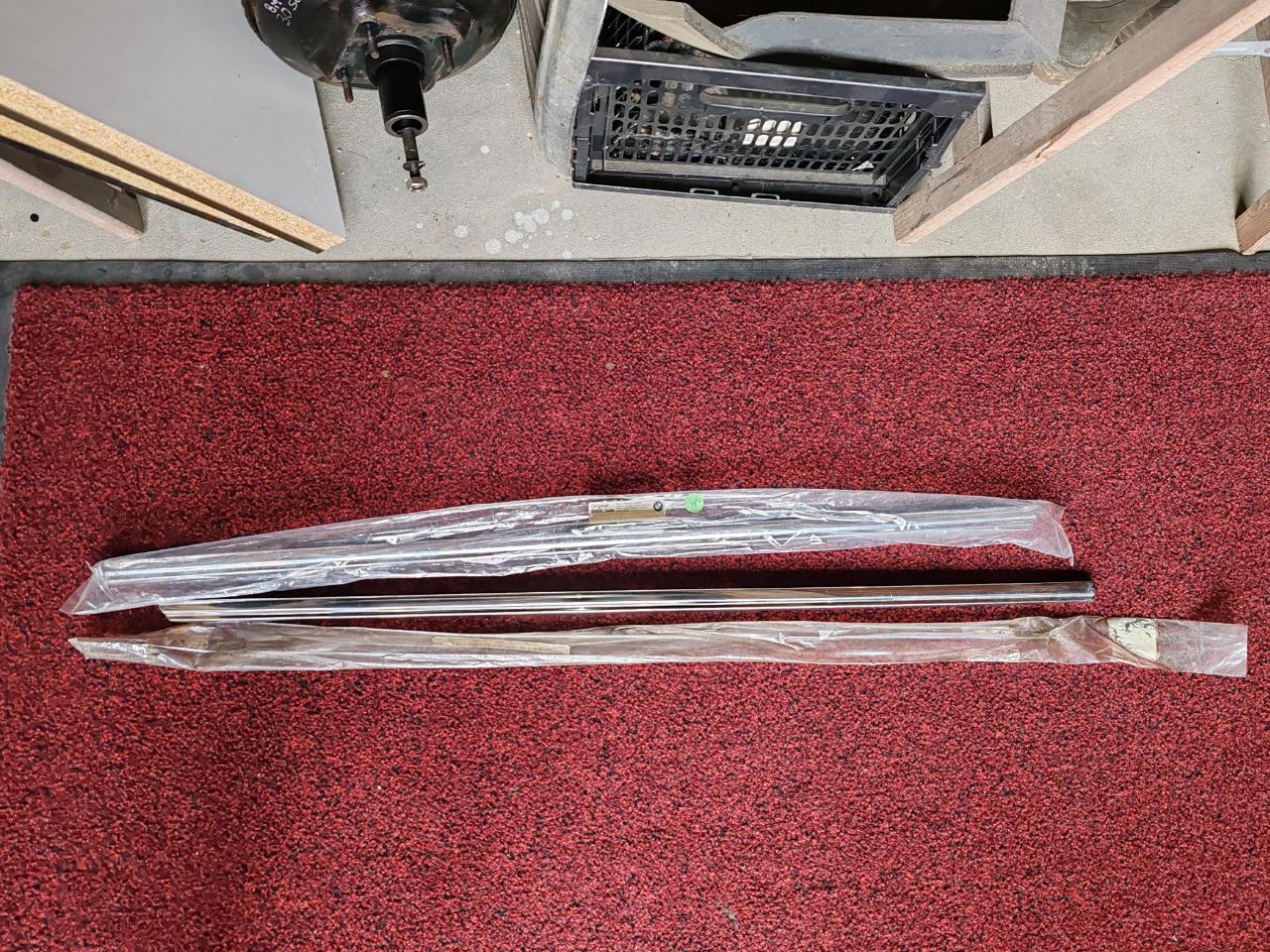 Baguettes lèche-vitre AV BMW 518-535i E12 phase 2 LesAnciennes.com