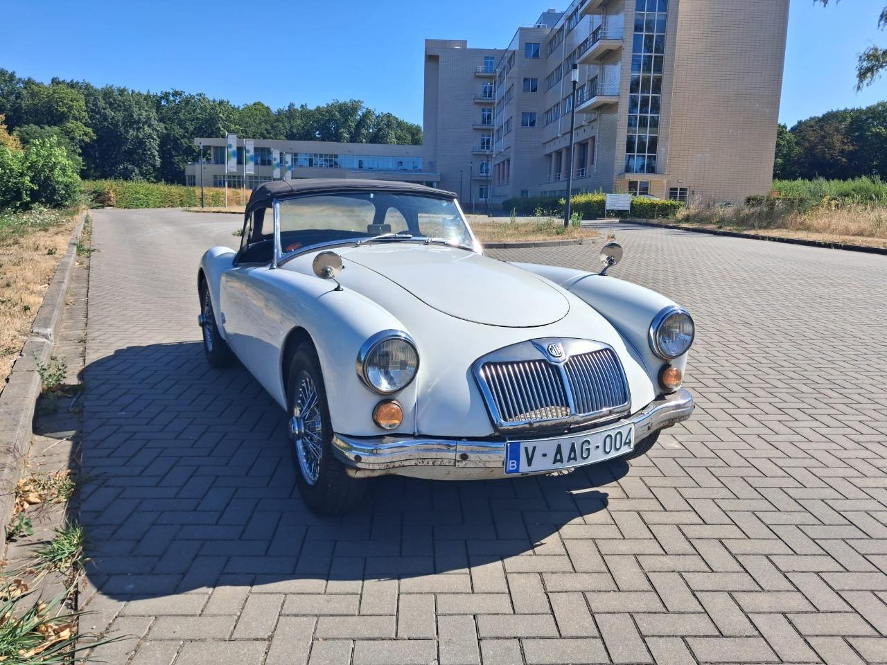 MG MGA Cabriolet Roadster - 1960 LesAnciennes.com