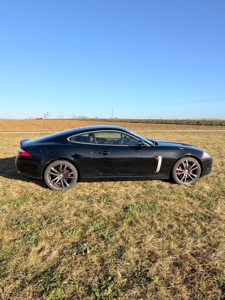 JAGUAR XKR V8 416cv Série II coupé LesAnciennes.com