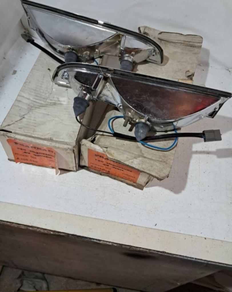 Paire de clignotants avant PEUGEOT 504 Berline LesAnciennes.com