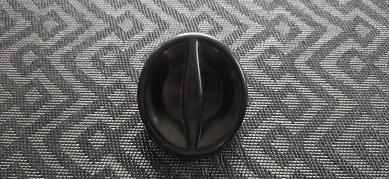 Bouchon essence noir RENAULT 16 (R16) LesAnciennes.com