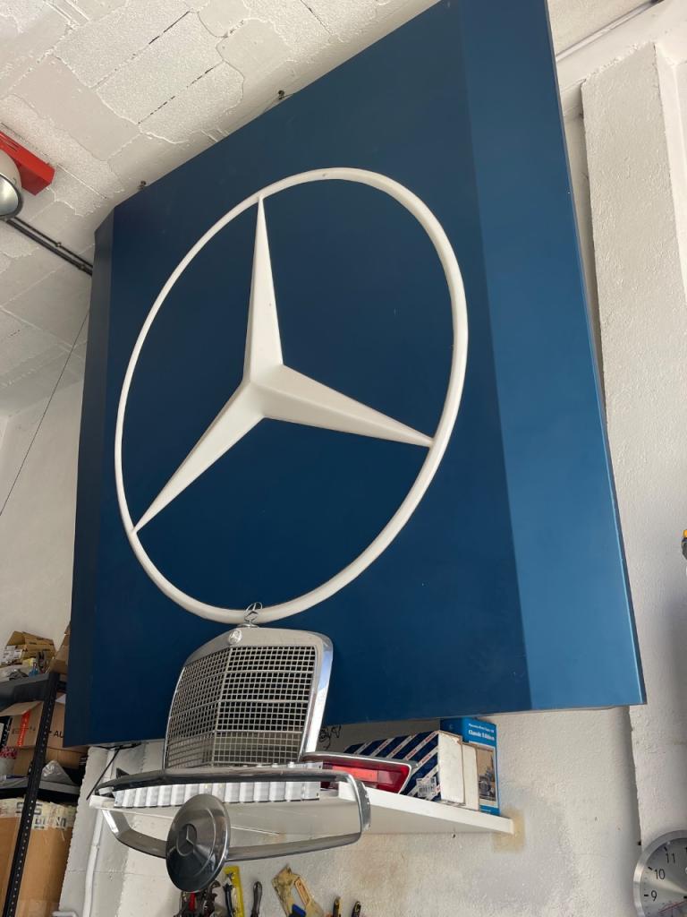 Grande enseigne panneau concession Mercedes LesAnciennes.com
