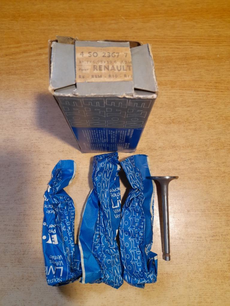 4 soupapes d'admission Renault 8 R10 R12 LesAnciennes.com