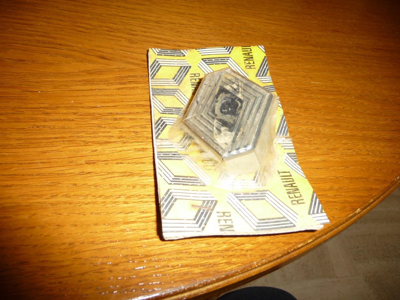 Sigle RENAULT 4 calandre alu LesAnciennes.com