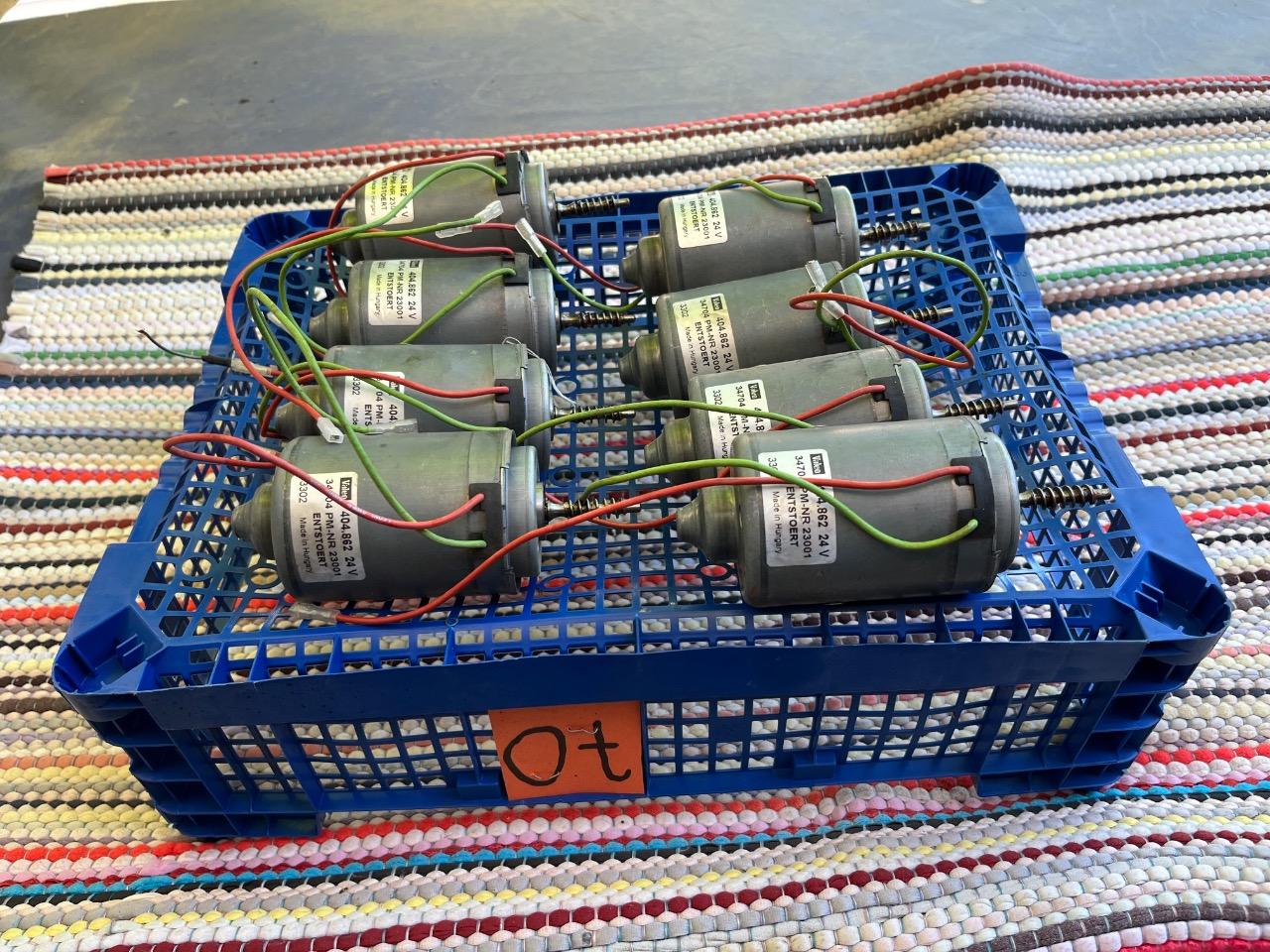 Lot de 8 petits moteurs électriques 24 volts. LesAnciennes.com