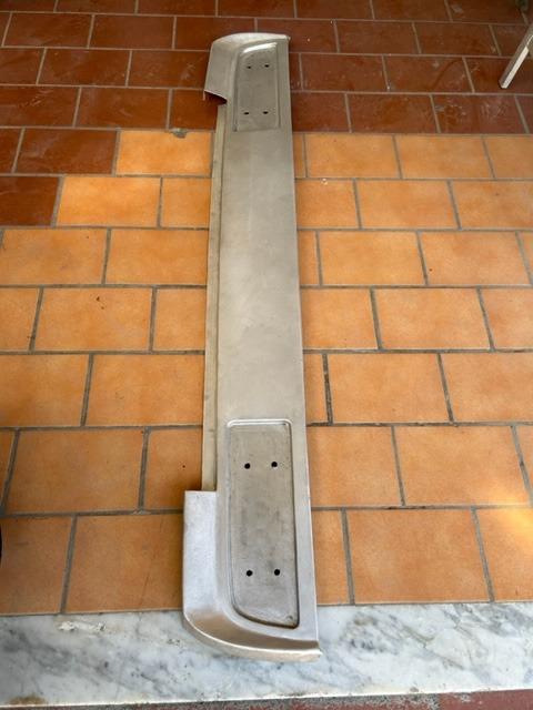 Panneau logement de feux arrière Lamborghini Miura LesAnciennes.com