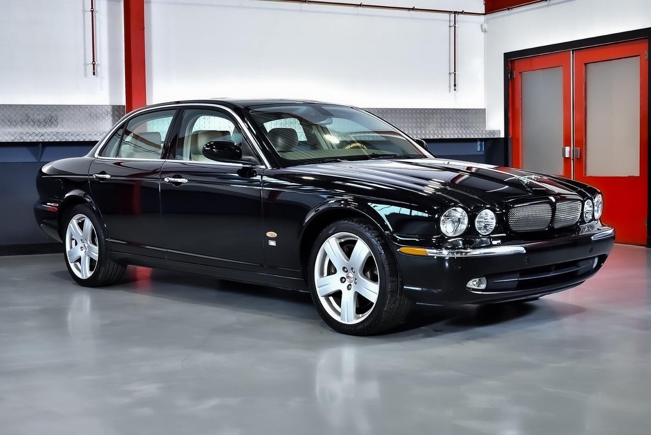 2006 Jaguar XJR (X350) Saloon 4,2L Supercharged V8 LesAnciennes.com