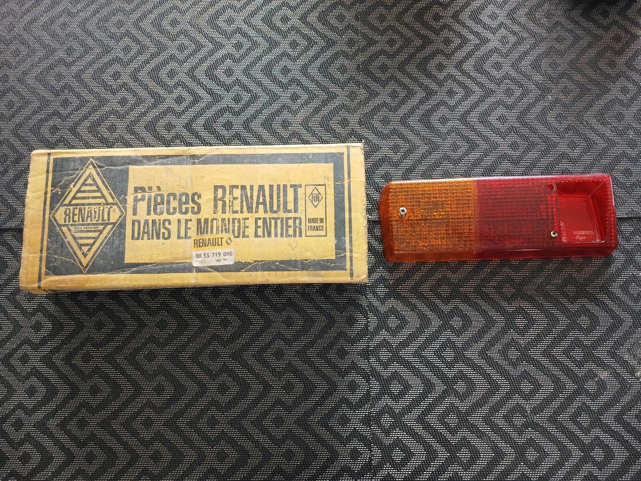 Cabochon feu arrière gauche RENAULT 12 (R12) LesAnciennes.com