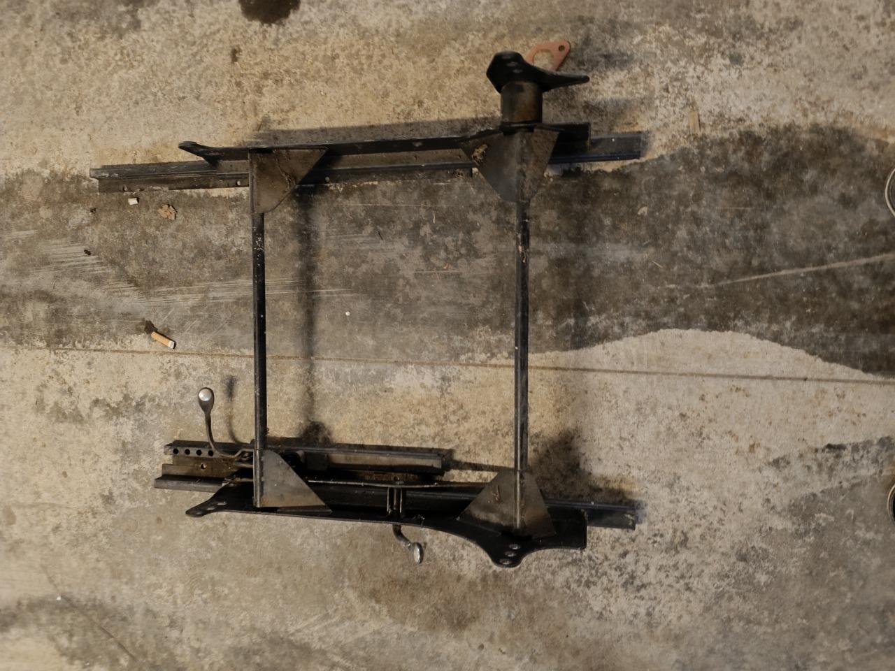 Support de siège avec glissière LesAnciennes.com