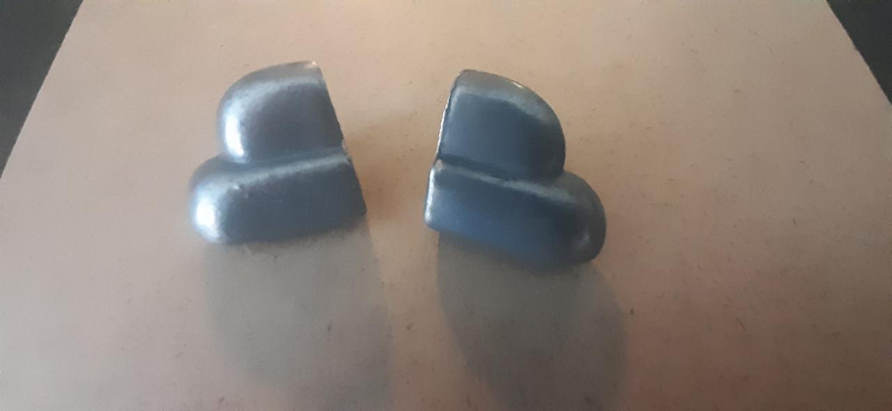 Enjoliveur poignée de capot avant LesAnciennes.com