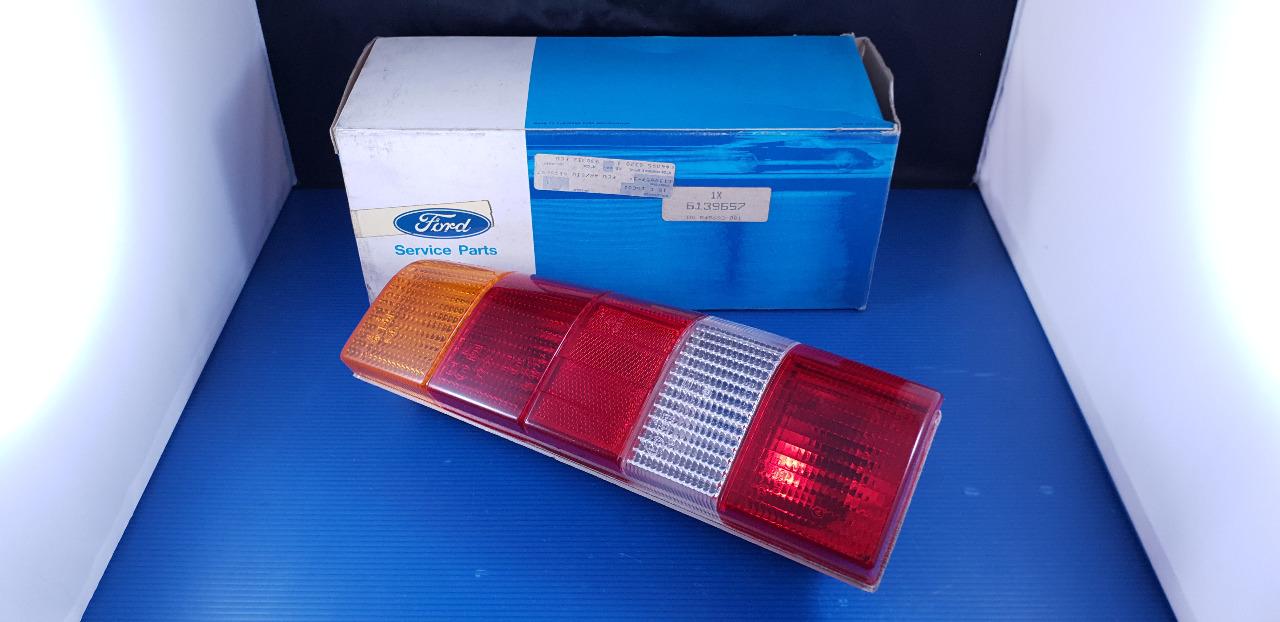 Feu arrière droit FORD Escort orion break LesAnciennes.com