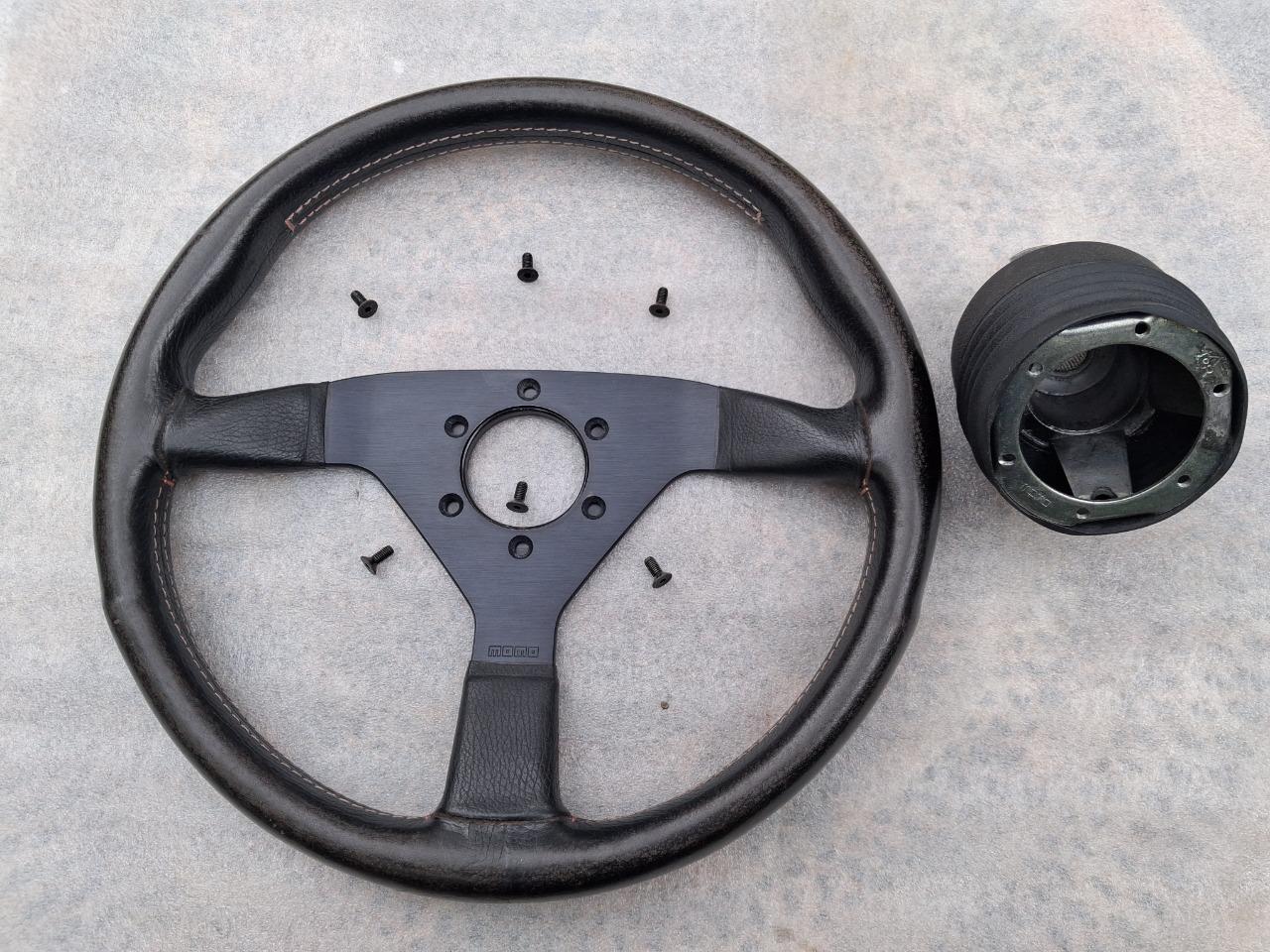 Volant MOMO Montecarlo avec moyeu LesAnciennes.com