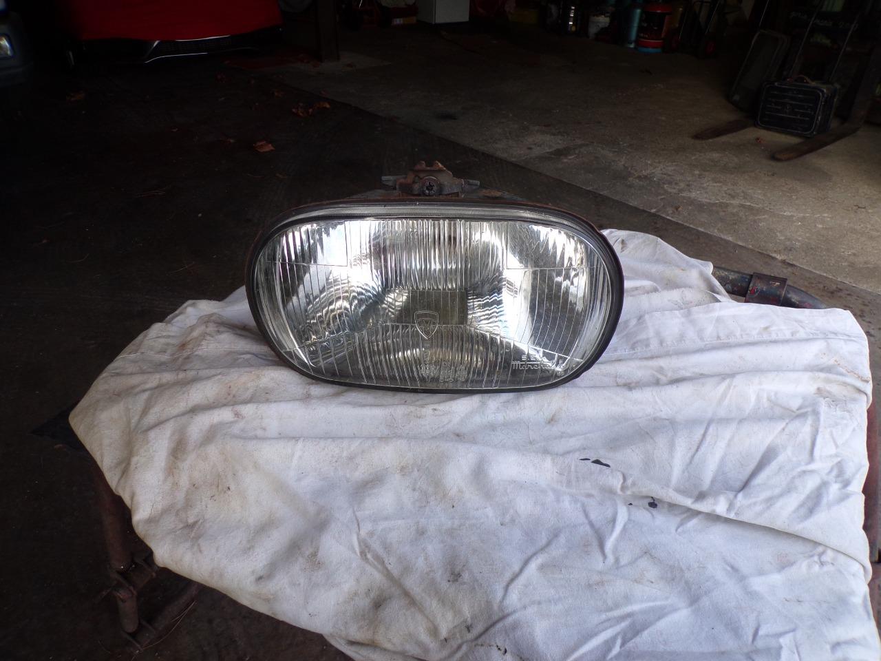 Phare PEUGEOT 204 berline LesAnciennes.com