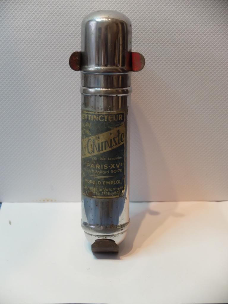 Extincteur vintage pour voiture ancienne LesAnciennes.com