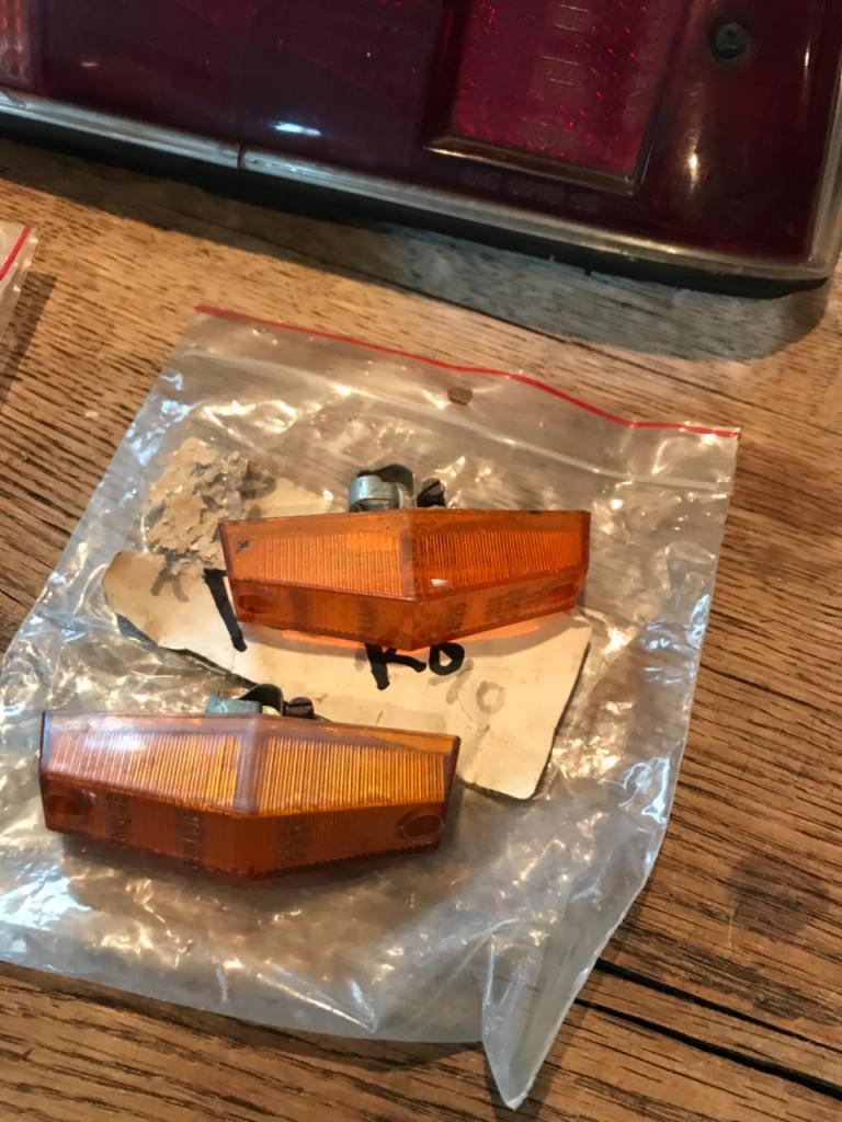 Feux + clignotant RENAULT 8 (R8) 10 r10 LesAnciennes.com