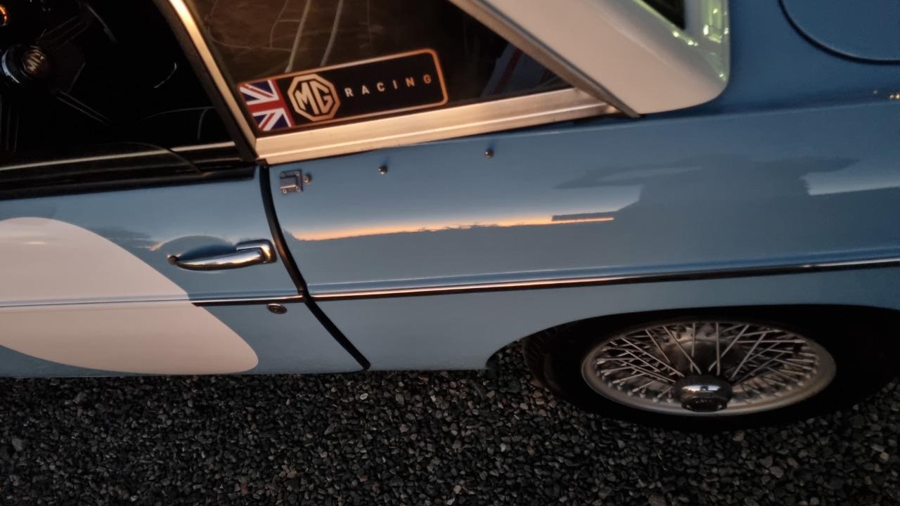 MG MGB Mk1 roadster - 1963 LesAnciennes.com