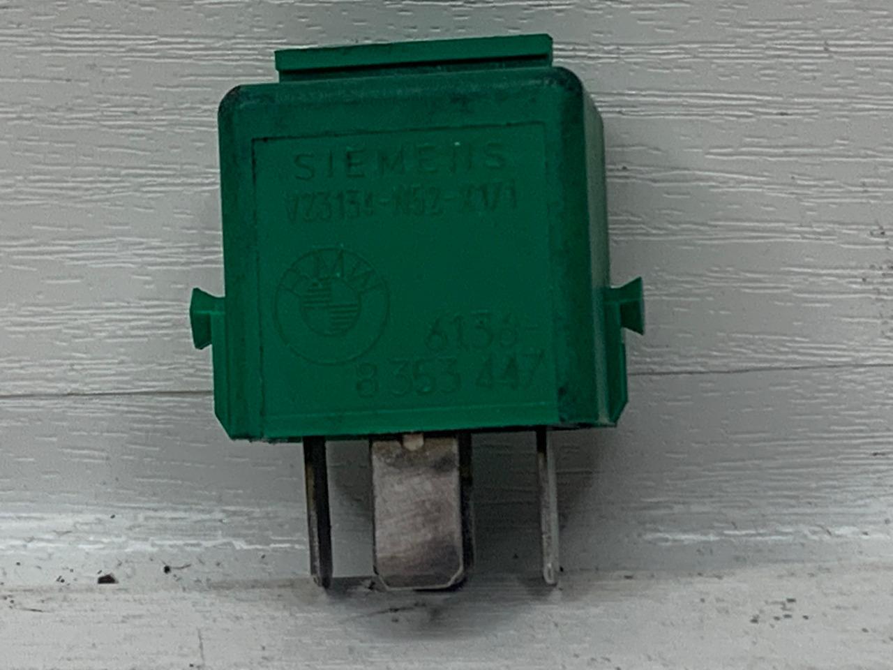 Relais BMW verte 61.36.8.353.447 LesAnciennes.com