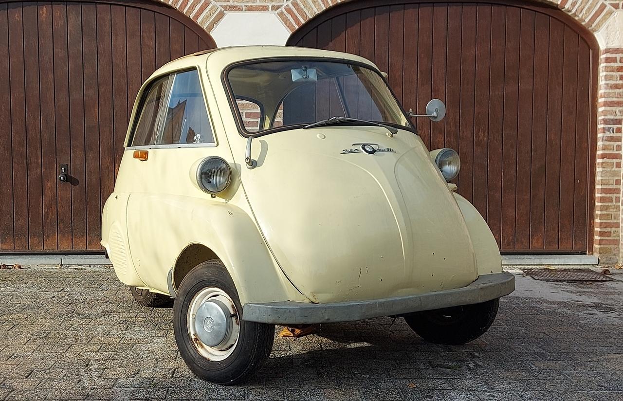 1958 BMW Isetta LesAnciennes.com