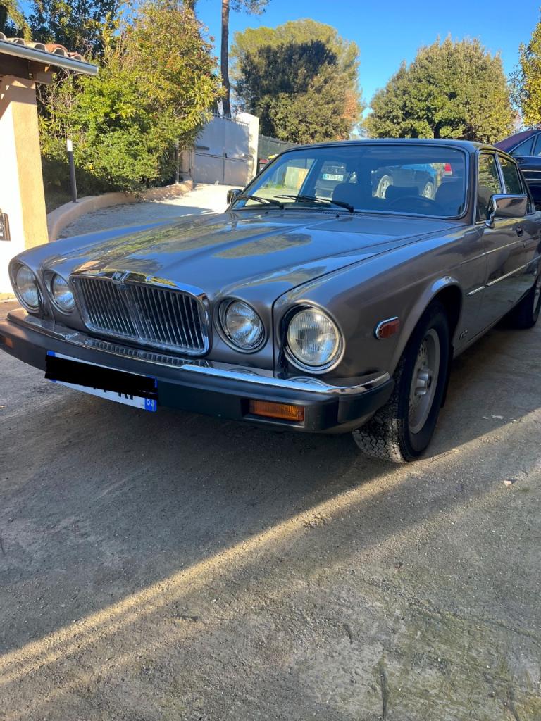 JAGUAR XJ12 VANDEN PLAS - 1988 LesAnciennes.com