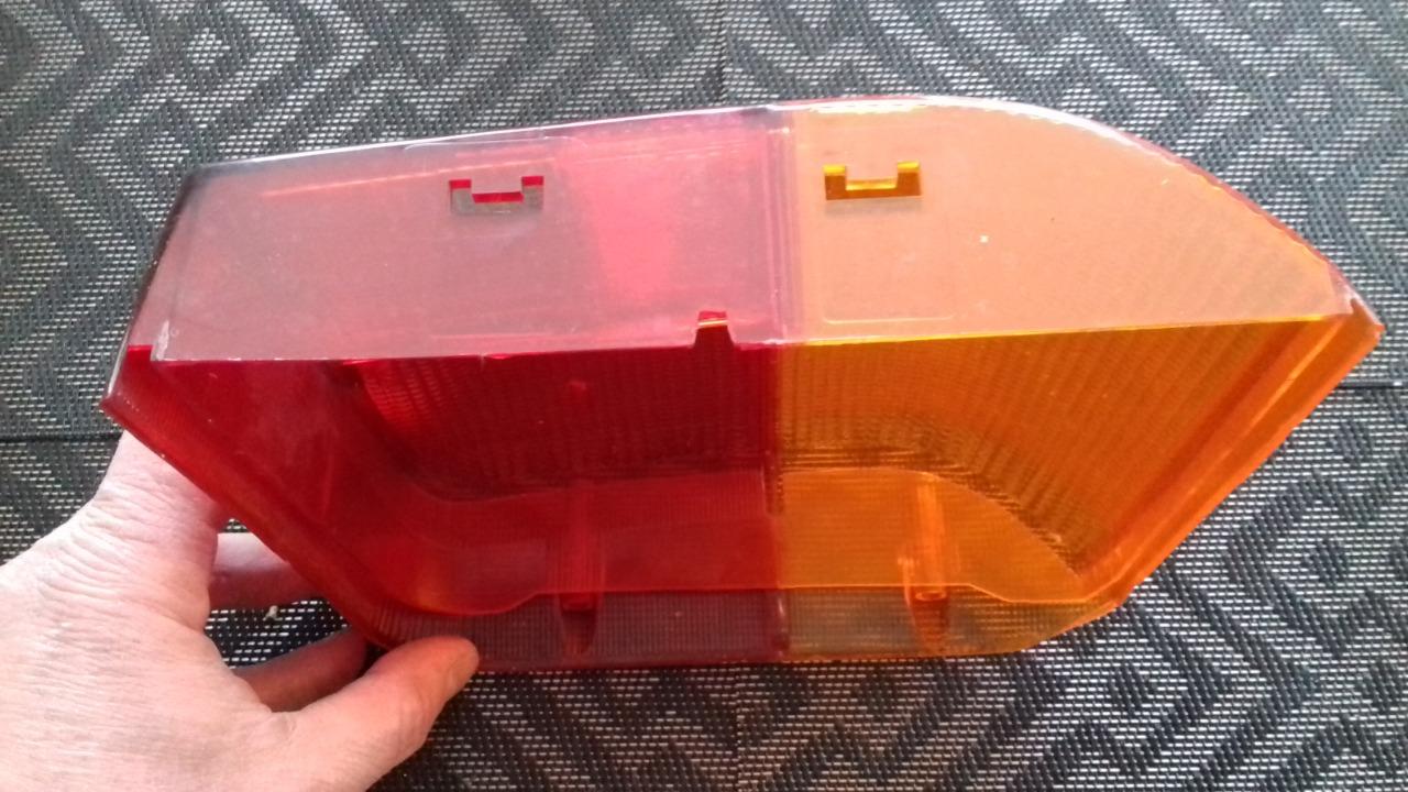 Cabochon de feu arrière PEUGEOT 205 LesAnciennes.com