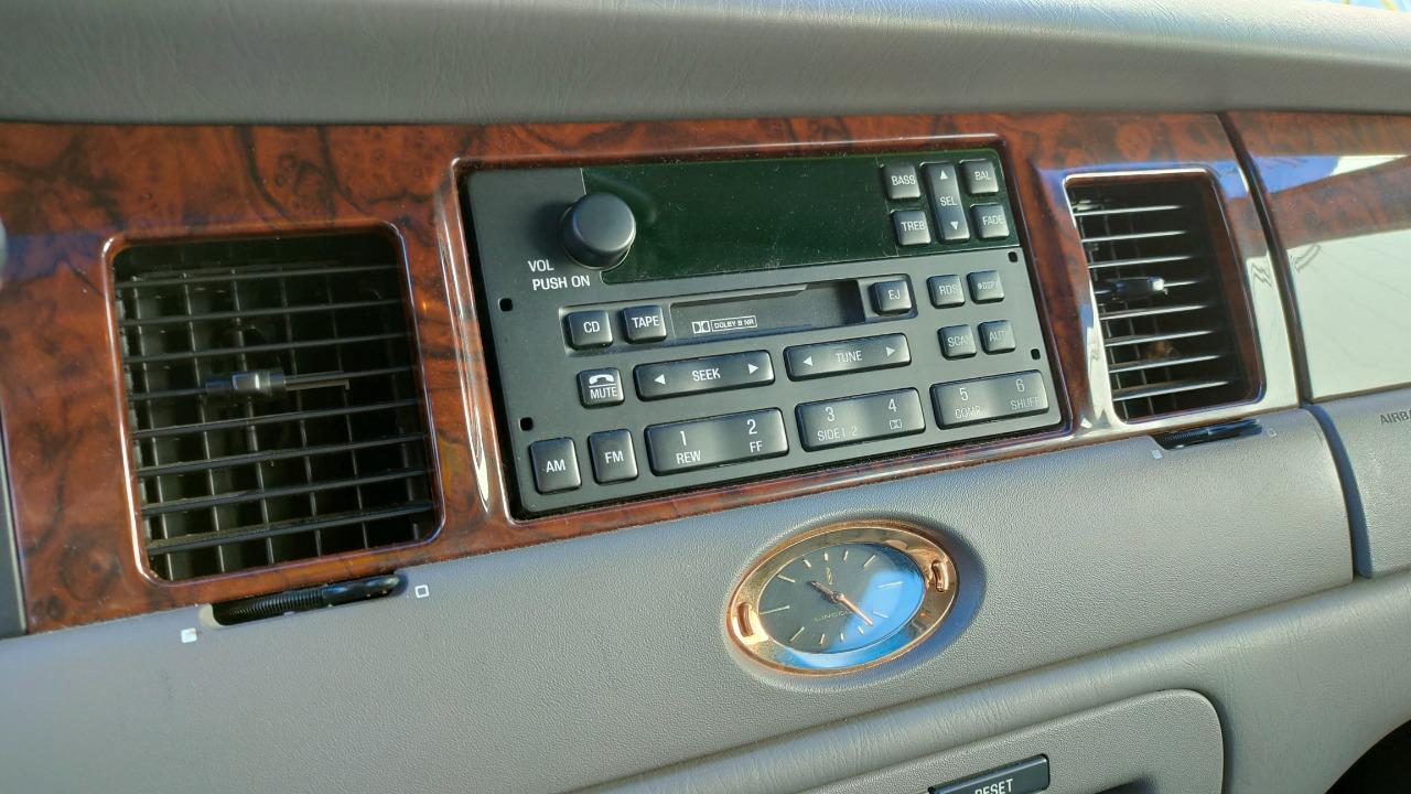 LINCOLN Town Car CARTIER EDITION - 1998 LesAnciennes.com