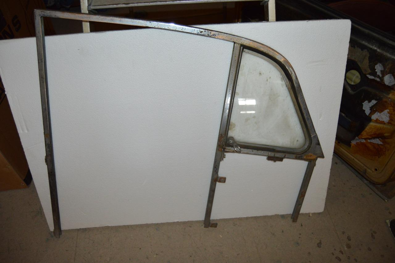 Lot de pièces RENAULT Juvaquatre R2100 et 2101 LesAnciennes.com