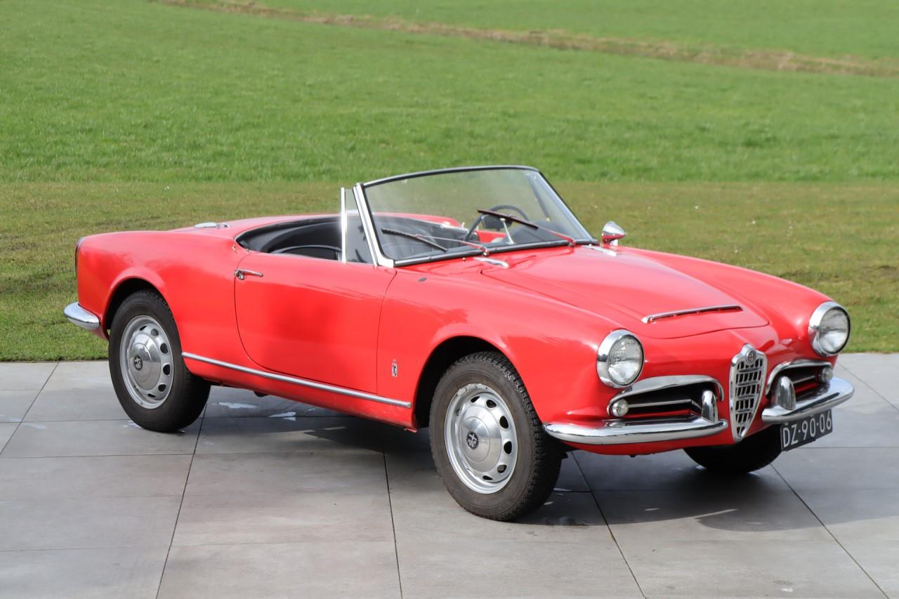ALFA ROMEO Giulia Spider 1600 Veloce - 1965 LesAnciennes.com