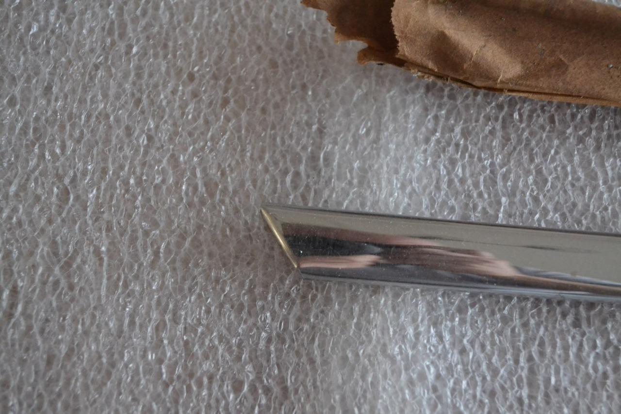 Enjoliveur inf. G vitre custode PEUGEOT 204 304 LesAnciennes.com