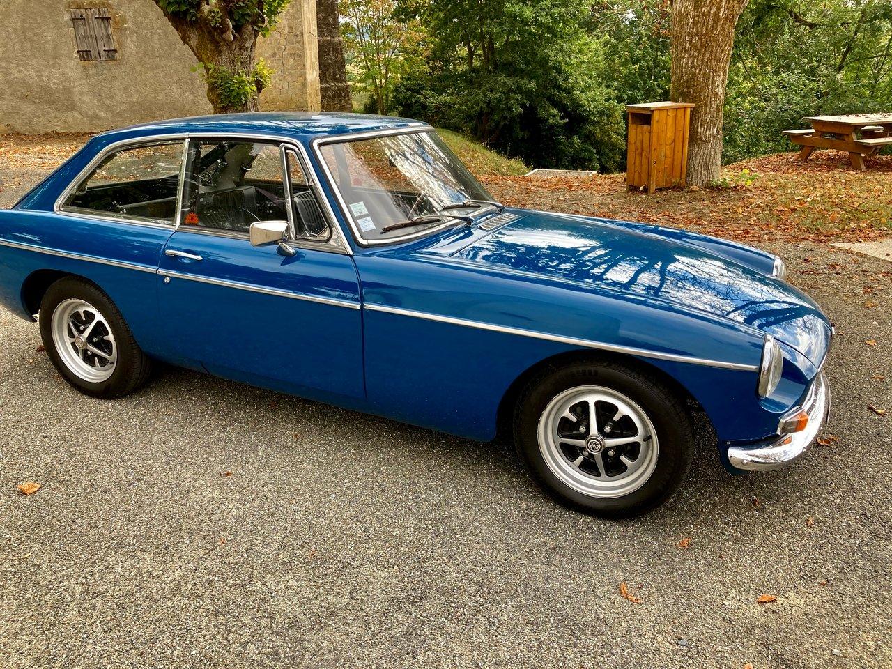 1972 MGB GT LesAnciennes.com