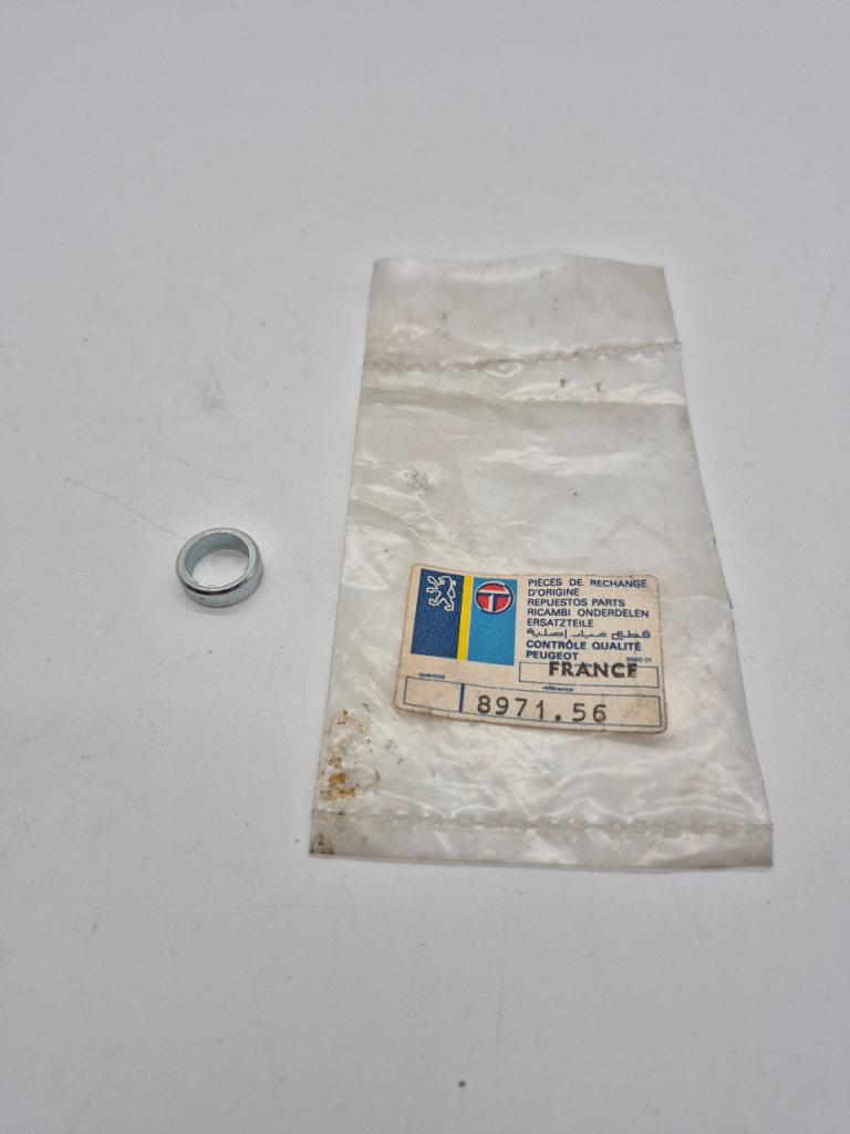 Entretoise Fixation ceinture PEUGEOT 305 504 505 LesAnciennes.com