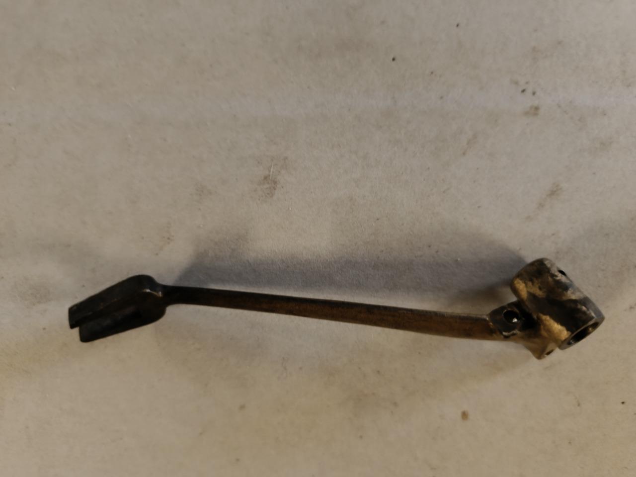 Levier de rappel de soupapes LesAnciennes.com