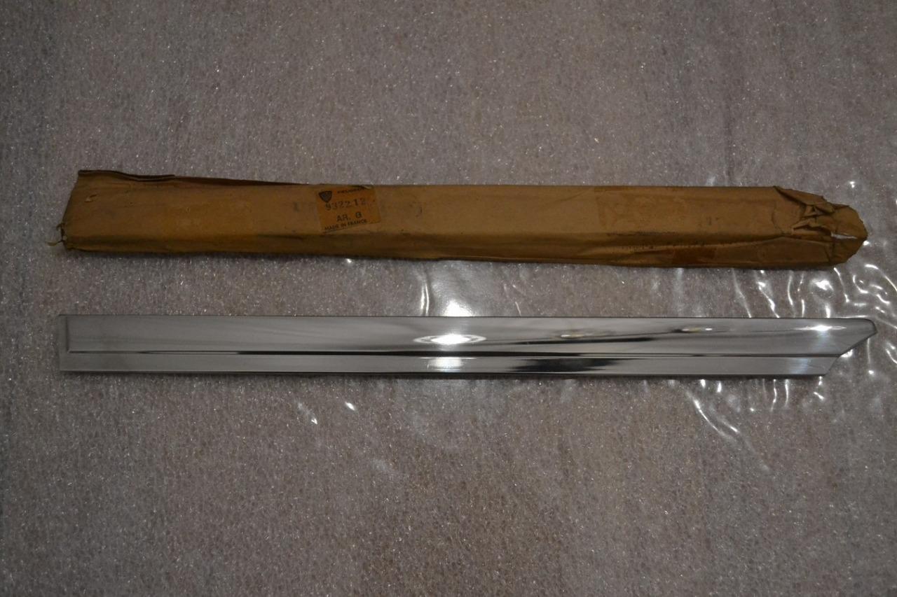 Enjoliveur AV de porte AR G PEUGEOT 304, neuf LesAnciennes.com