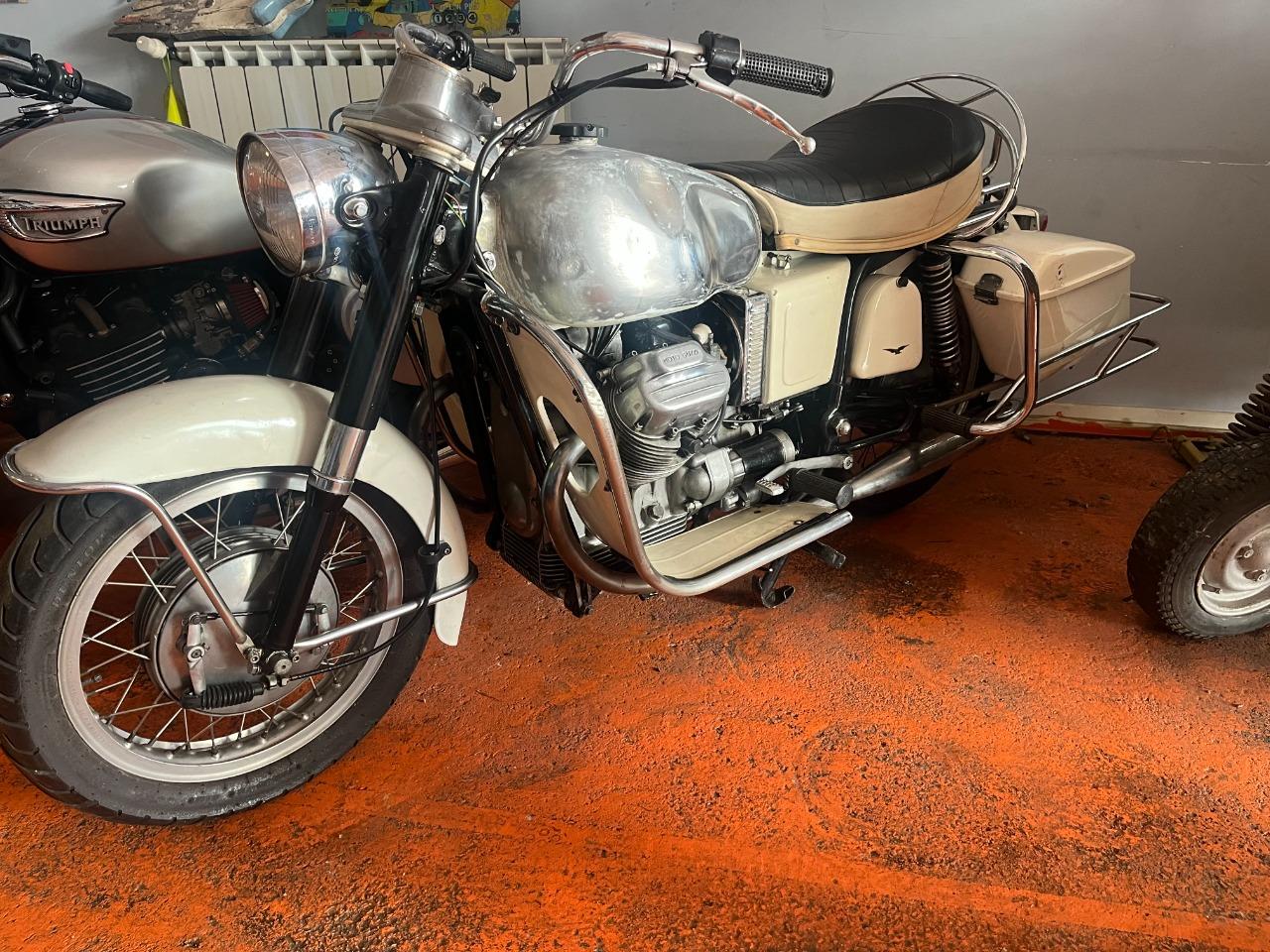 MOTO GUZZI V7 - 1969 LesAnciennes.com