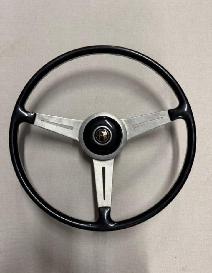 Volant ALFA ROMEO 2600 Touring spider LesAnciennes.com