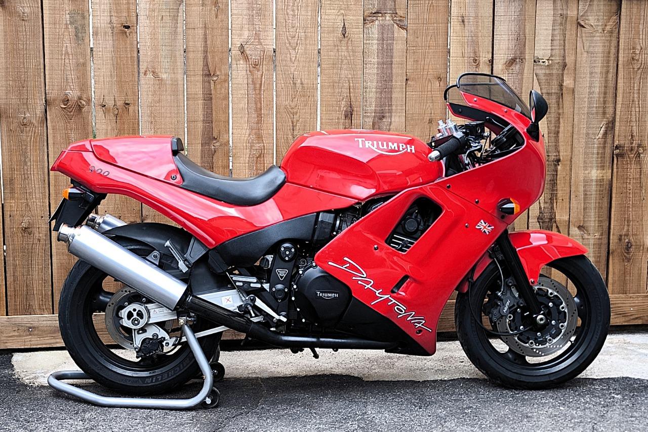 TRIUMPH 900 DAYTONA - 1994 LesAnciennes.com