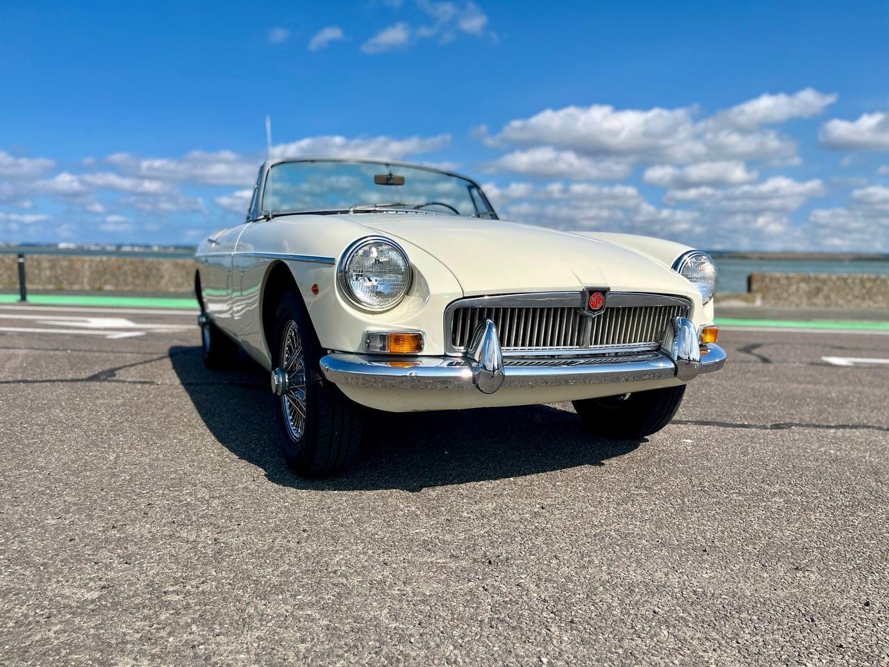 1967 MGB Roadster LesAnciennes.com