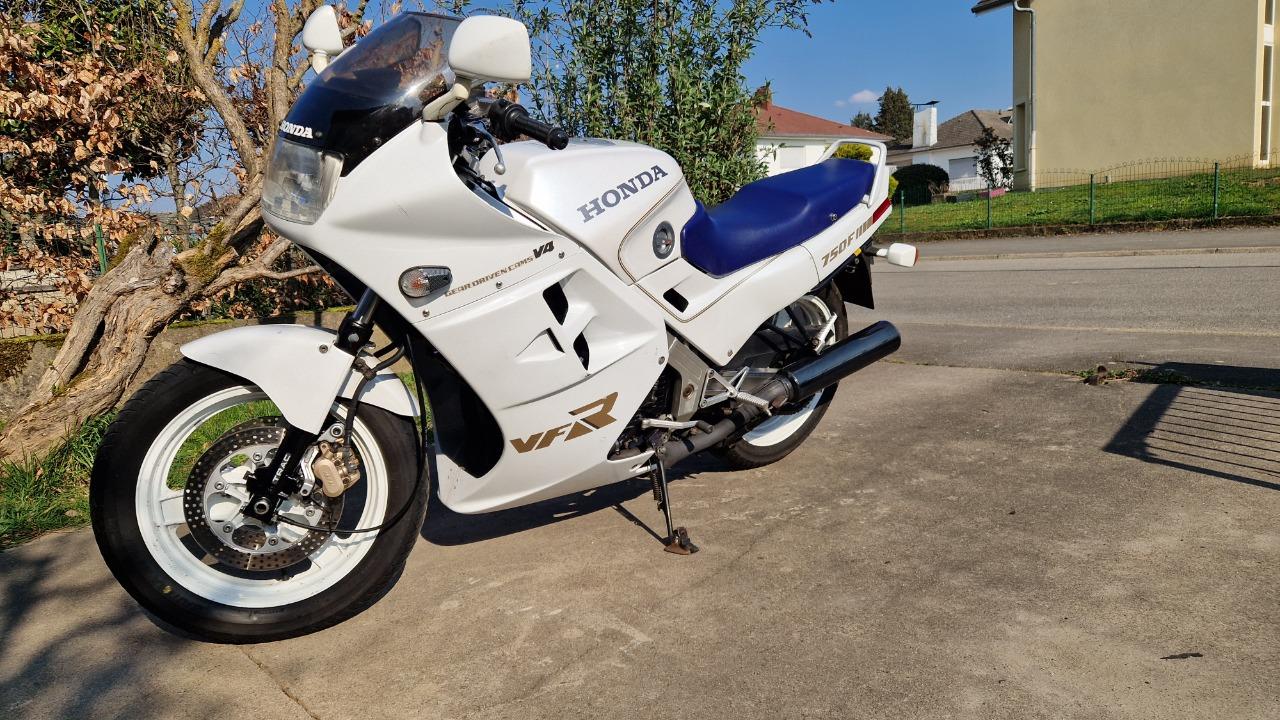 HONDA VFR 750 F - 1986 LesAnciennes.com