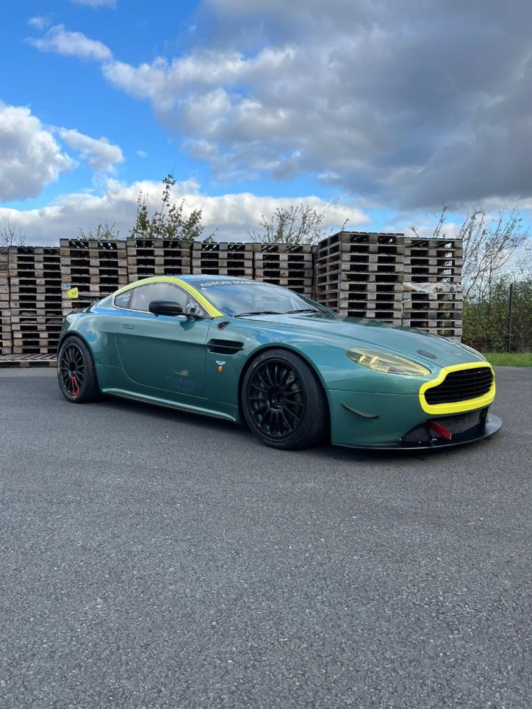 ASTON MARTIN V8 Vantage 4.7 GT4 LesAnciennes.com