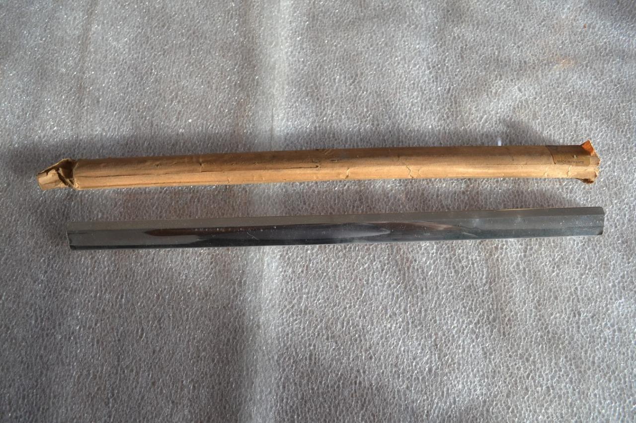 Enjoliveur latéral G joint lunette PEUGEOT 304 LesAnciennes.com