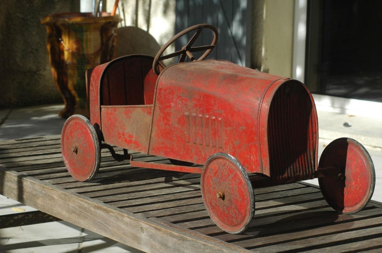 ancienne voiture à pédales en tole EUREKA vers 1930 dans son