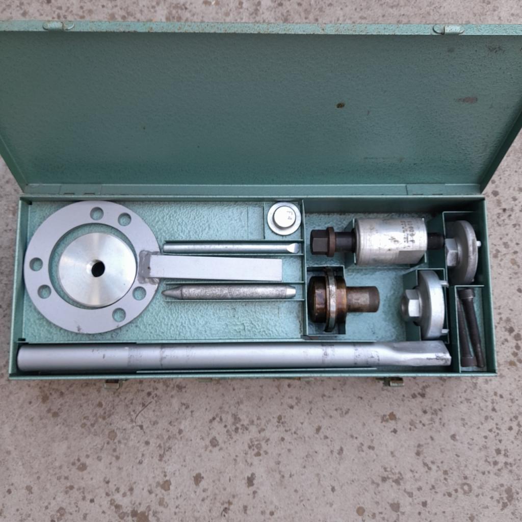 PEUGEOT 204 outillage LesAnciennes.com