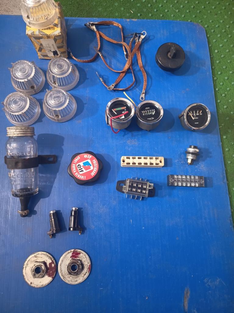 Lot de pièces RENAULT R 8 major LesAnciennes.com