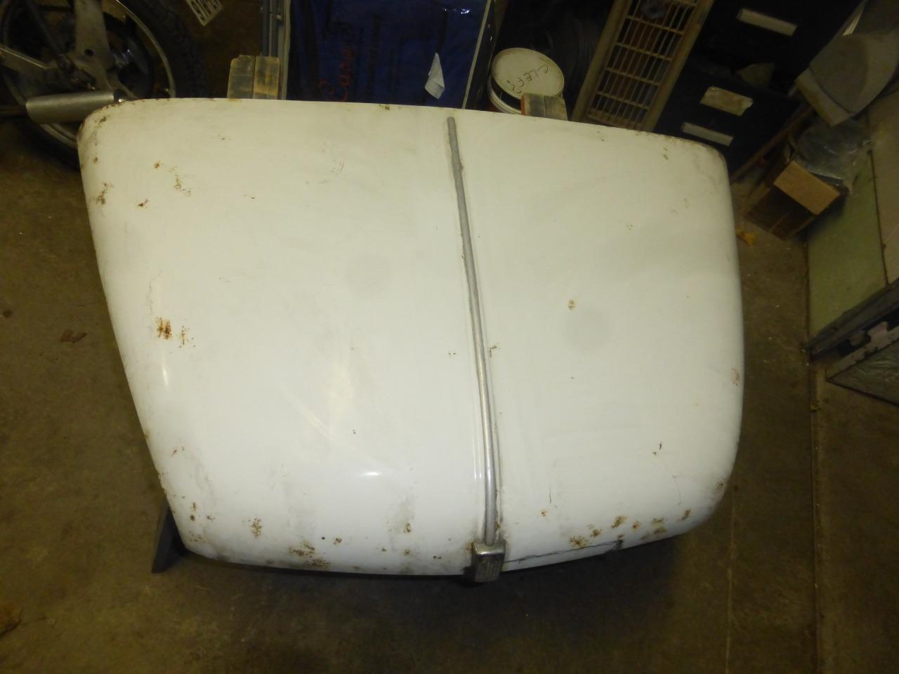 Capot de FIAT 600 LesAnciennes.com