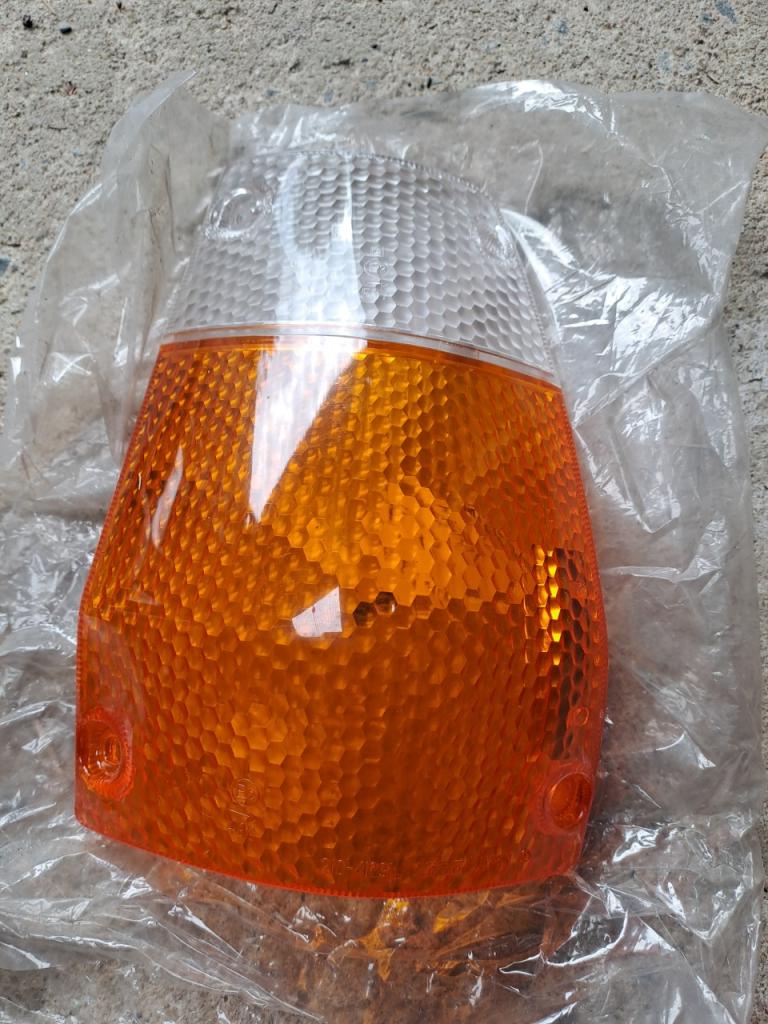 Cabochon MAZDA 323 FA4 LesAnciennes.com