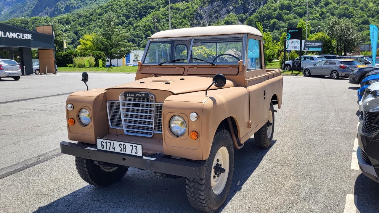 LAND ROVER 88 Defender - 1972 LesAnciennes.com