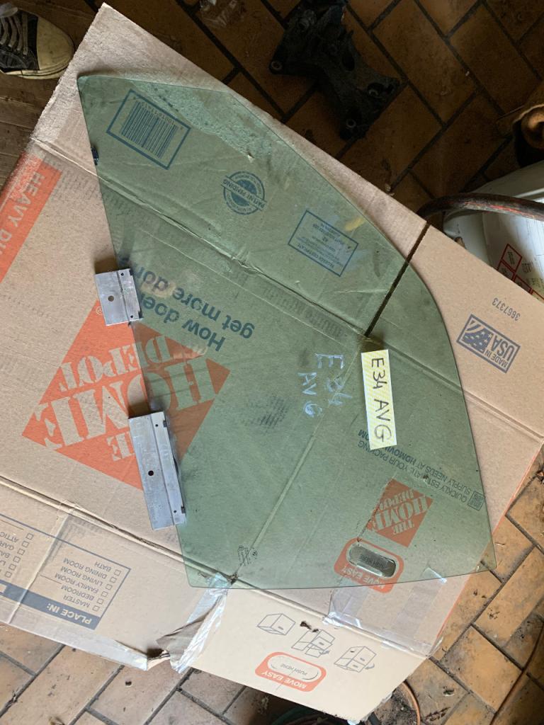 Vitre de porte avant gauche BMW E 34 LesAnciennes.com