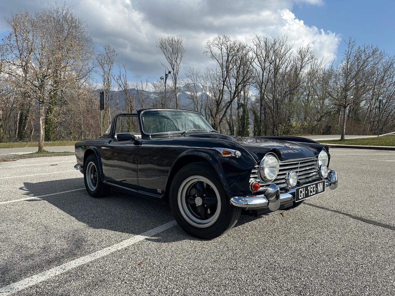 TRIUMPH TR4A Surrey top - 1965 LesAnciennes.com