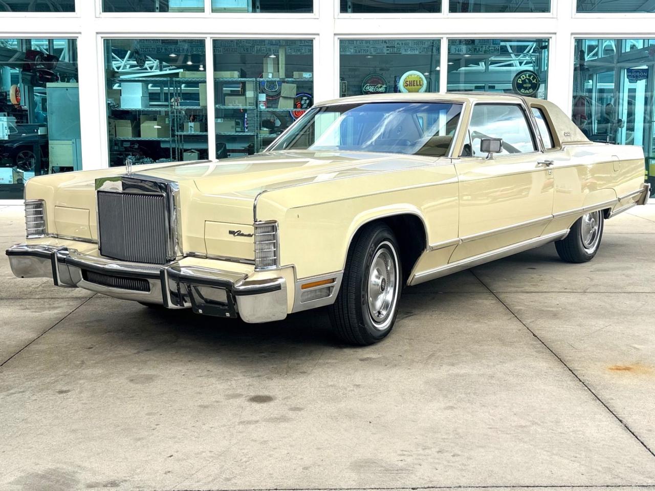 1977 Lincoln Continental Town Coupe LesAnciennes.com