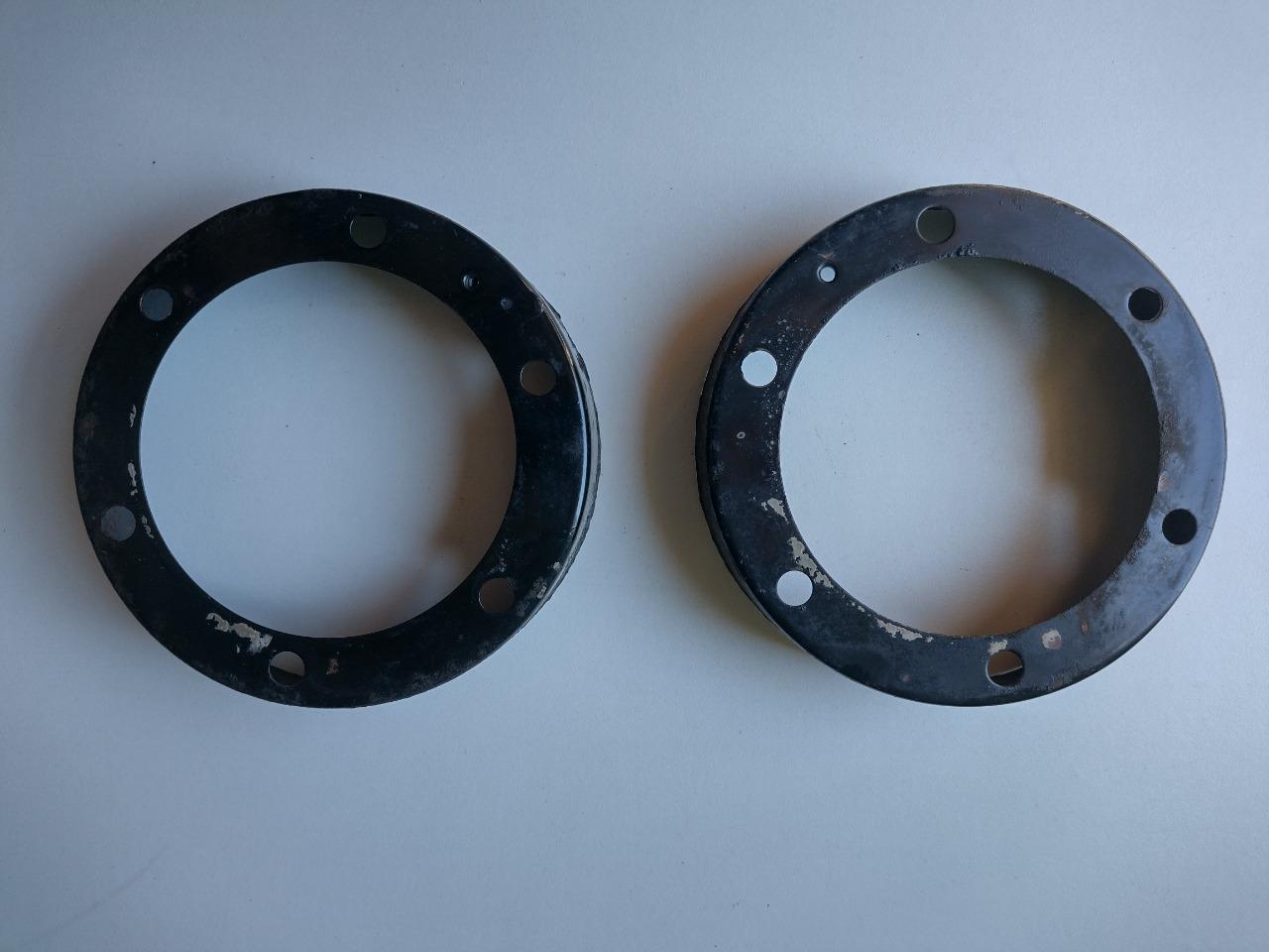 Paire de coupelles d'amortisseurs LesAnciennes.com